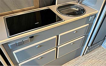 Küchenblock mit neuem Kocher und neuer Rundspüle